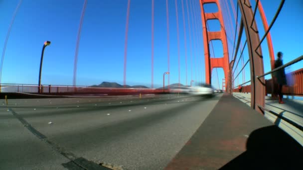 Balık gözü ile hızlandırılmış golden gate Köprüsü — Stok video