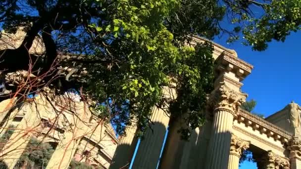 Colonnes éclatées au Palais des Beaux-Arts — Video