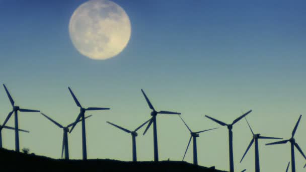 Větrné turbíny v noci — Stock video