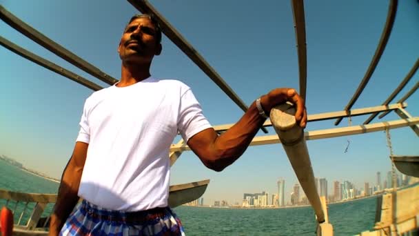Midden-Oosten visser zijn traditionele houten dhow stuurinrichting — Stockvideo