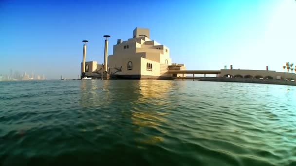 Membangun sebuah museum Islam dilihat dari air — Stok Video