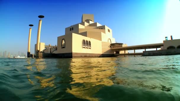 Bygga bostäder en islamiska museet sett från vattnet — Stockvideo