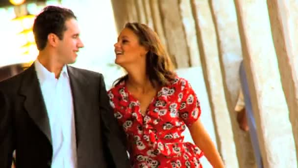Atractiva pareja joven recién comprometida planificación para el día de su boda — Vídeos de Stock