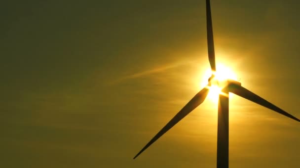 风力发电机与太阳能能量源 — 图库视频影像