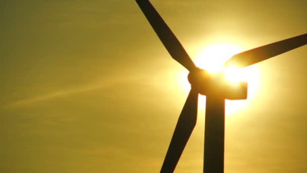 Turbina eólica y fuente de energía solar — Vídeo de stock