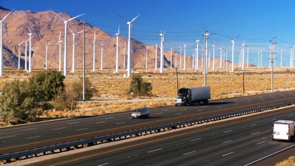 Energía eólica limpia y contaminación del tráfico — Vídeo de stock