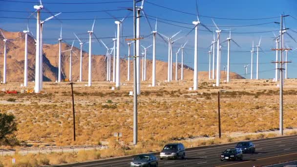 Schone wind energie & verkeer verontreiniging — Stockvideo