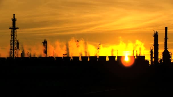 Contaminación ambiental de la refinería de petróleo — Vídeos de Stock