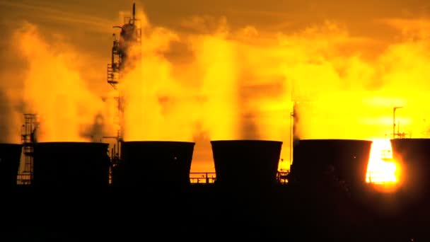 Naplemente sziluettje Oil Refinery kémények — Stock videók