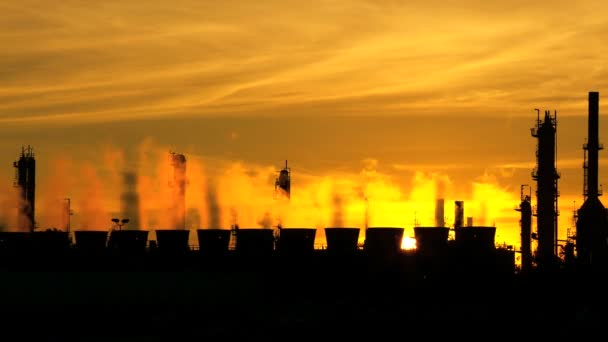 Olie raffinaderij milieuvervuiling — Stockvideo