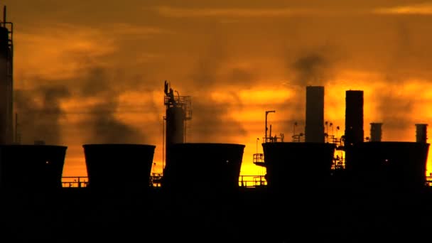 Sonnenuntergang Silhouette der Schornsteine der Ölraffinerie — Stockvideo