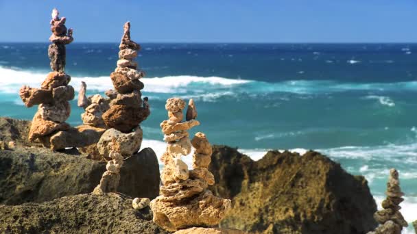 Piedras de serenidad con fondo oceánico — Vídeos de Stock