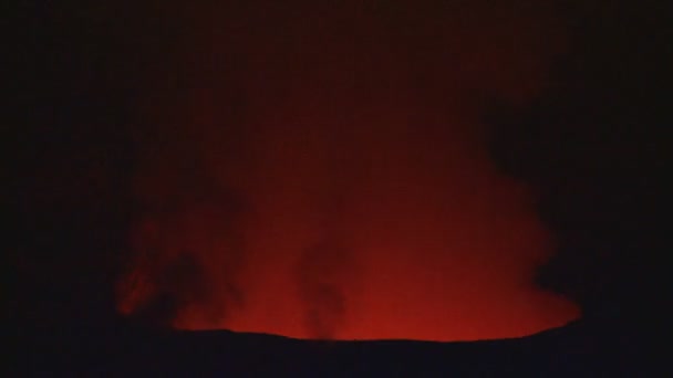 火山熔岩云天在发光的红色熔岩管 — 图库视频影像