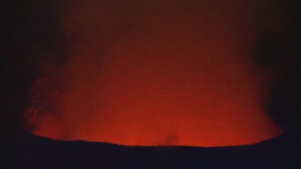 빛나는 붉은 용암 튜브 스카이 라이트 화산 용암 — 비디오