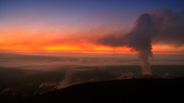 Coucher de soleil avec vapeur du puits de lumière de lave volcanique — Video