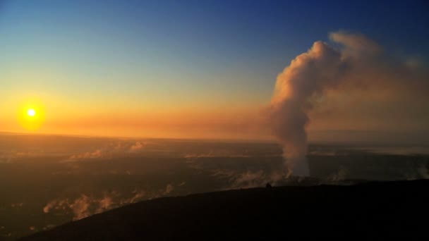 Puesta de sol con vapor de un cráter volcánico — Vídeos de Stock