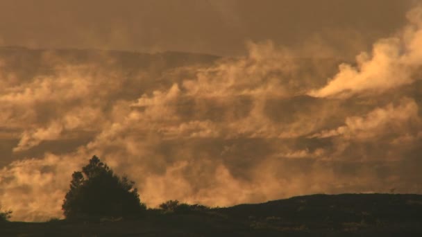 Καυτό ατμό ενέργειας από ηφαιστειακό κρατήρα — Αρχείο Βίντεο