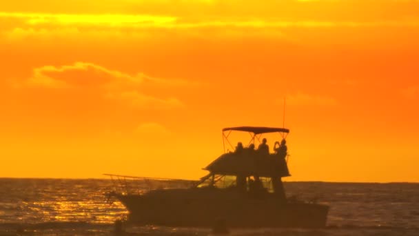 Fritidsbåt cruising i solnedgången — Stockvideo