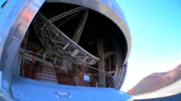 Telescopio satelital dentro del observatorio — Vídeos de Stock