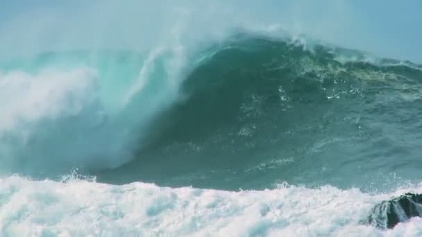 Rompiendo olas en rocas — Vídeos de Stock