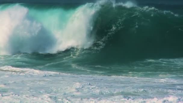 Ondas de surf poderosas — Vídeo de Stock