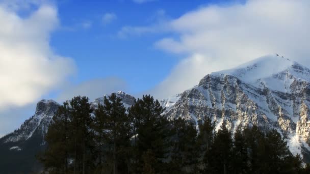 Time lapse Nubes sobre las montañas de invierno — Vídeo de stock