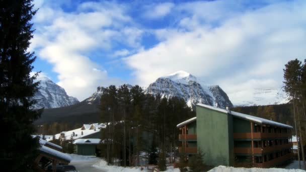 Time lapse over Chalets estación de esquí — Vídeo de stock