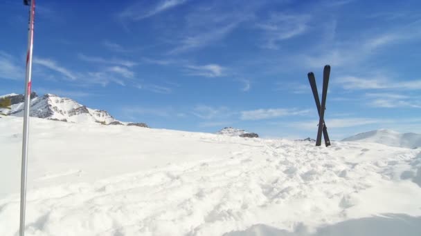 Vrouwelijke skiën prestatie — Stockvideo