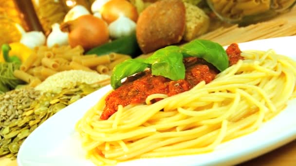 Traditionele spaghetti bolognese — Stockvideo