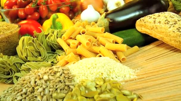 Здоровые вегетарианские ингредиенты — стоковое видео