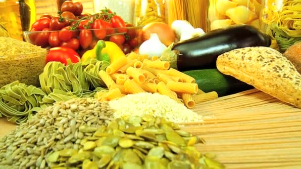 Ingredienser för hälsosamma måltider — Stockvideo