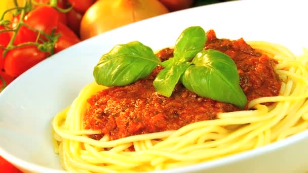 Traditionella spaghetti bolignese — Stockvideo