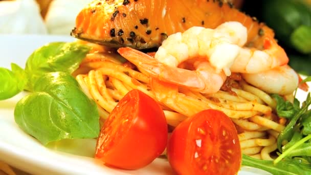 Gesunde Pasta mit Meeresfrüchten — Stockvideo