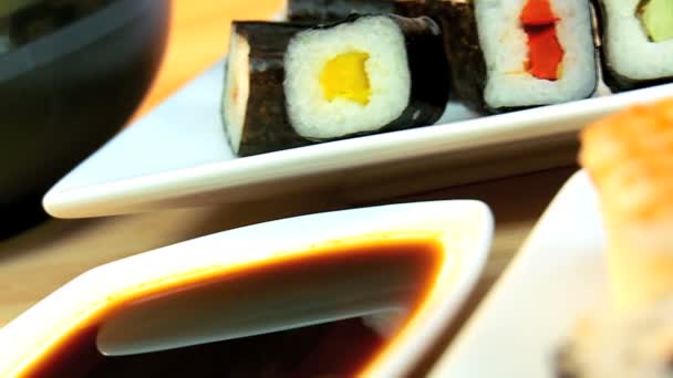 Hälsosamt japansk sushi — Stockvideo