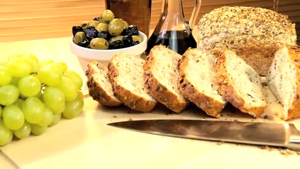 Здоровый хлеб и фрукты — стоковое видео