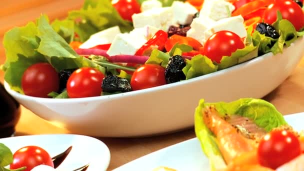 Gezonde gooide salade — Stockvideo