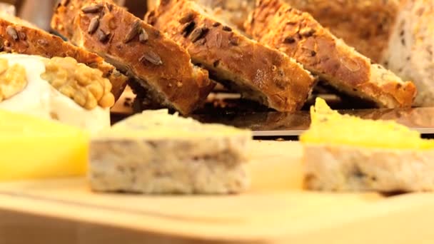 Сыр, масло и здоровый хлеб — стоковое видео
