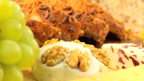 Здоровий хліб, фрукти & сиру — стокове відео