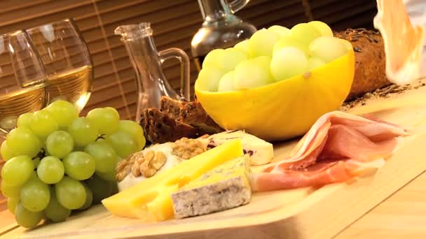 Sağlıklı seçenek peynir kurulu — Stok video