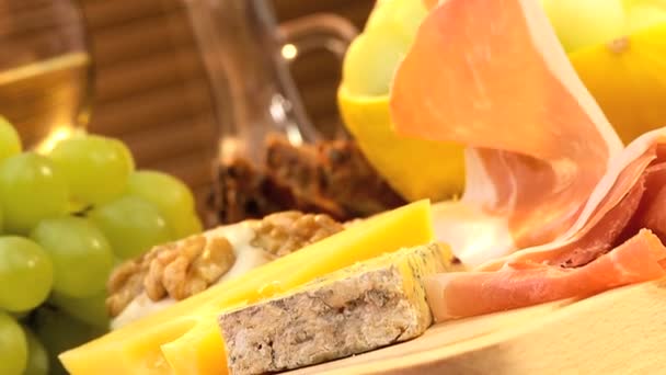 Sağlıklı seçenek peynir kurulu — Stok video