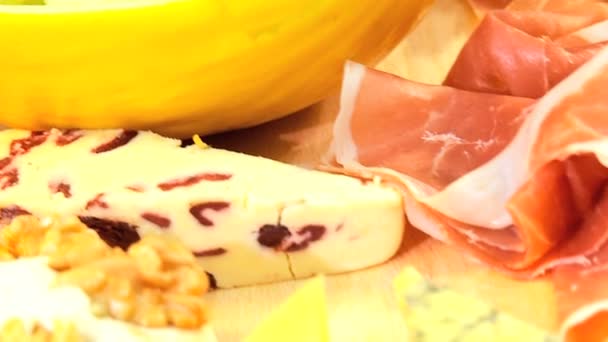 Здоровий варіант сиру дошка — стокове відео