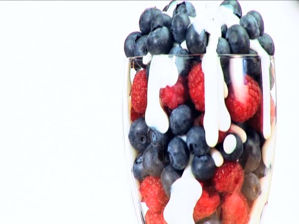 Свежие летние ягоды — стоковое видео