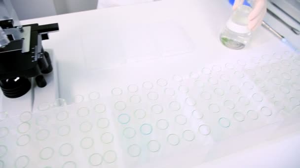 Asistente de laboratorio en el trabajo — Vídeo de stock