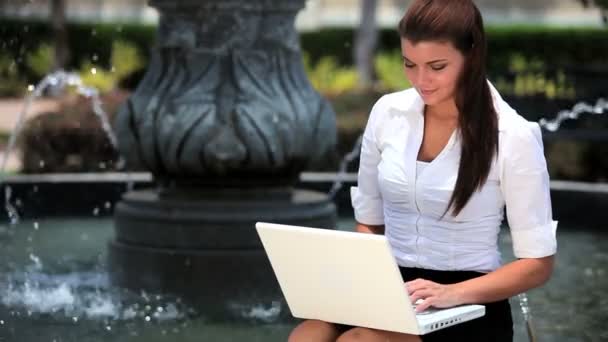 Jeune femme d'affaires travaillant à l'extérieur — Video