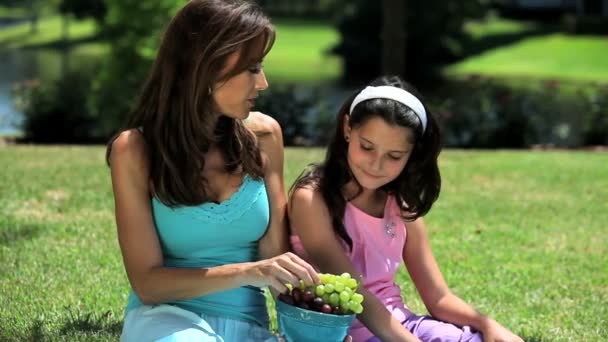 Gesunde Ernährung teilen — Stockvideo