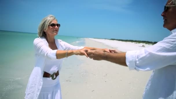 Bailando en la playa — Vídeo de stock