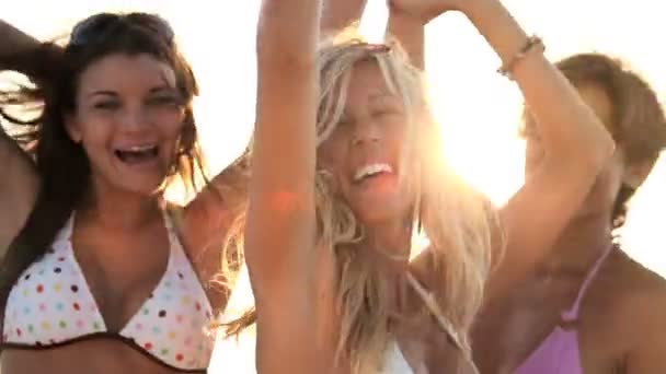 Девочки веселятся на пляже — стоковое видео