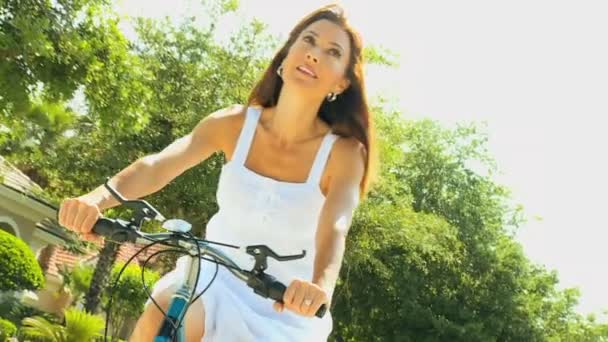 Fitness ciclistica femminile — Video Stock