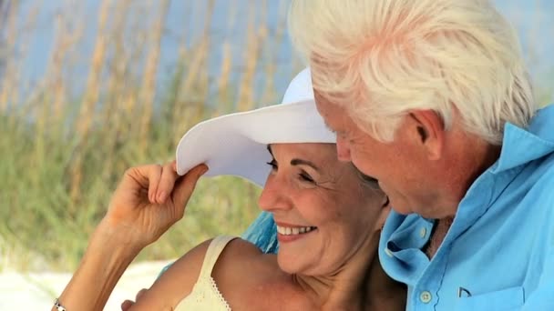Tevreden senior strand levensstijl — Stockvideo