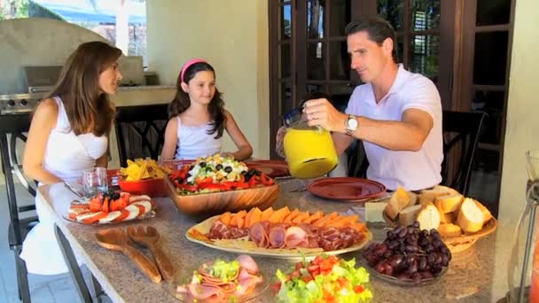 Elección de comidas saludables para la familia — Vídeo de stock